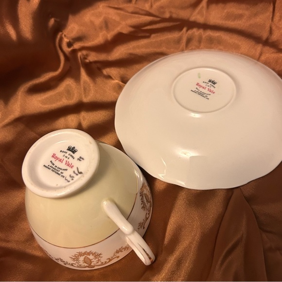 Royal Vale Vintage China Teacup and Saucer Bone China England Yellow Chintz - Picture 3 of 4